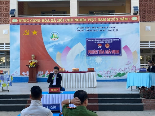 Viện Kiểm sát huyện Đức Trọng kết hợp với trường THCS Trần Phú tổ chức phiên toà giả định về bạo lực học đường, cố ý gây thương tích - đồng hành với thanh niên trong học tập